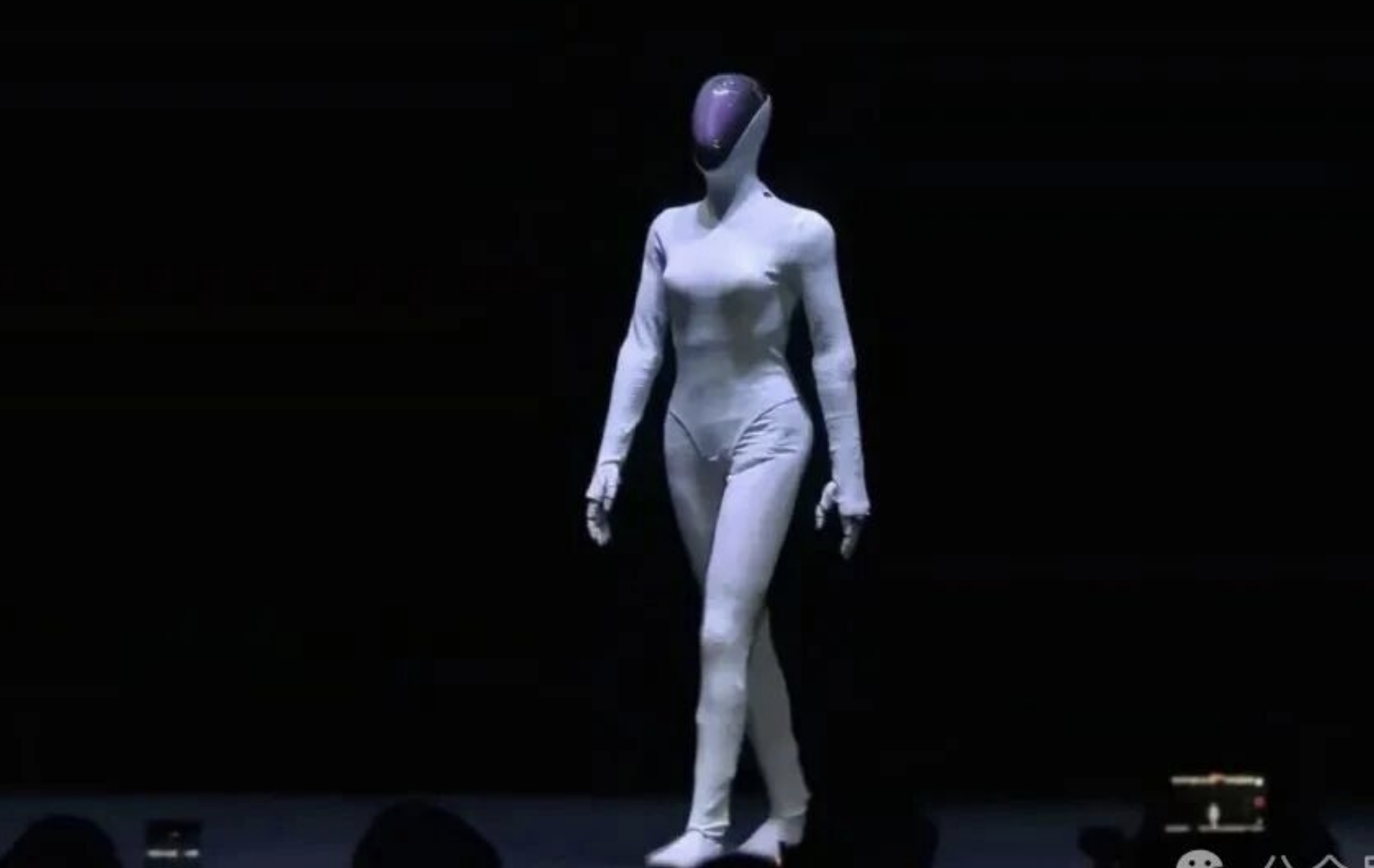 小鹏人形机器人 IRON 深度拆解：头部、肩膀、腰部、膝盖、电池与“仿生肌肉”